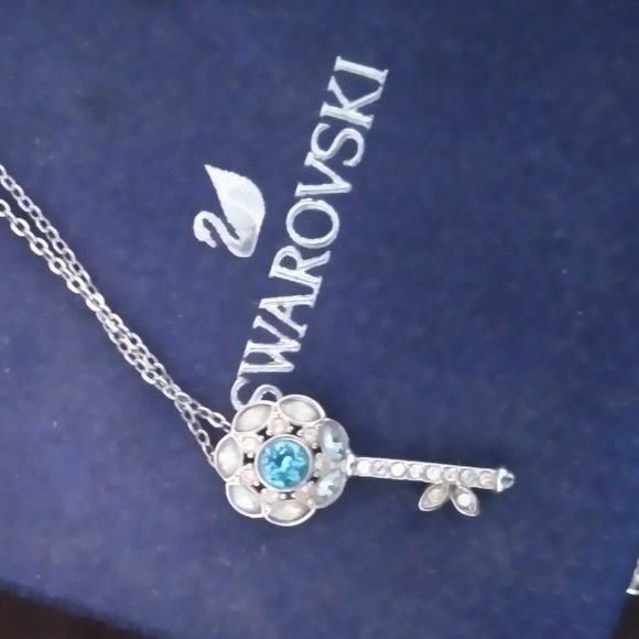 SWAROVSKI Key Necklace BRAND NEW - Picture 2 of 3